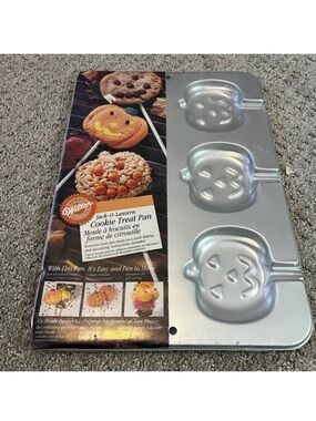 Wilton Halloween Jack-O-Lantern Cookie Treat Pan Pumpkin NEW Vintage 3D Cake Pan
